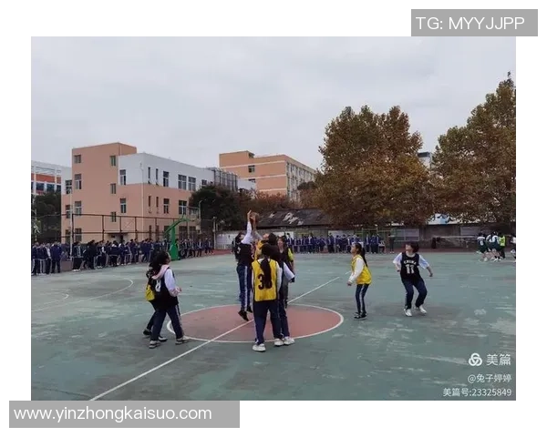 足球明星与少年梦想交汇的瞬间低头凝视的温暖时刻 足球明星与少年梦想交汇的瞬间低头凝视的温暖时刻