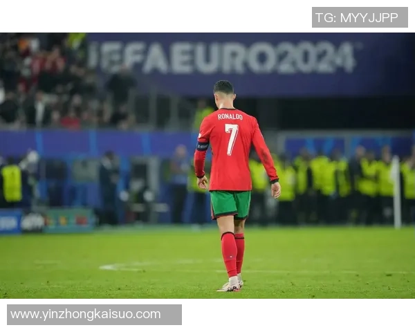 足球明星C罗袜子背后的故事与时尚潮流的完美结合解析 足球明星C罗袜子背后的故事与时尚潮流的完美结合解析