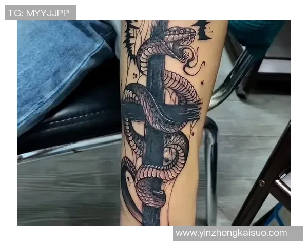 足球明星蛇纹身图案全解析展现个性与魅力的艺术之旅 足球明星蛇纹身图案全解析展现个性与魅力的艺术之旅