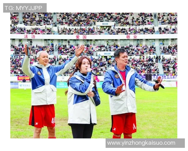 香港足球明星队齐聚一堂合影留念展现团结与激情的瞬间 香港足球明星队齐聚一堂合影留念展现团结与激情的瞬间